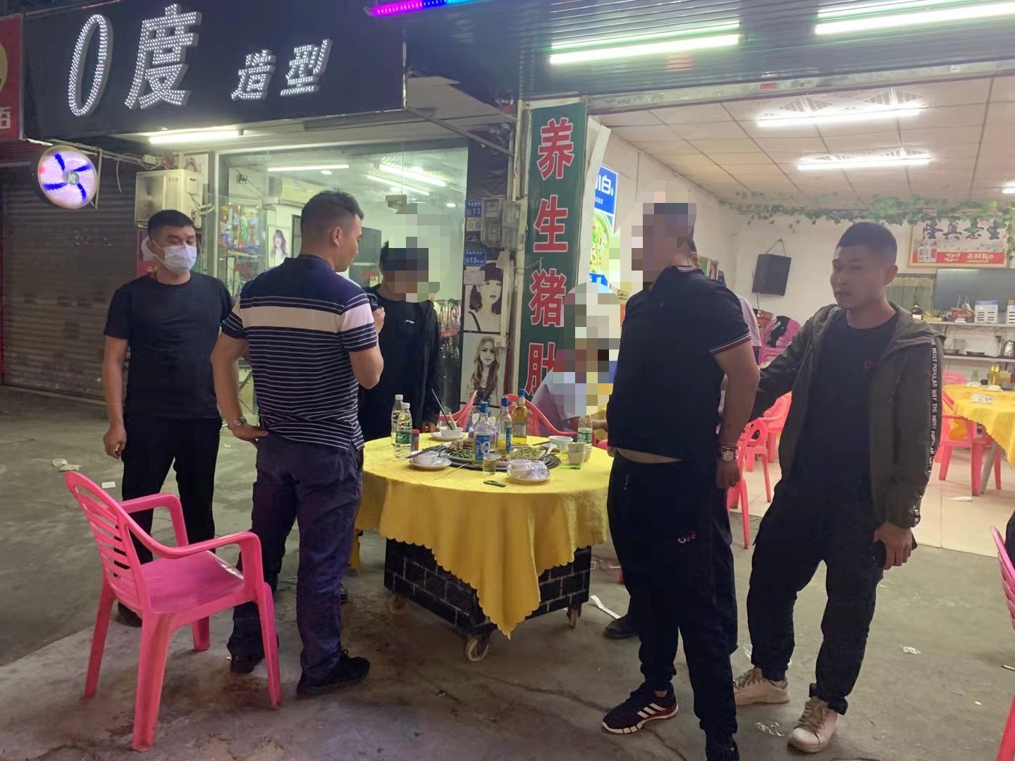 社区民警在村子开展群防群治工作,派出所抓29名吸毒人员