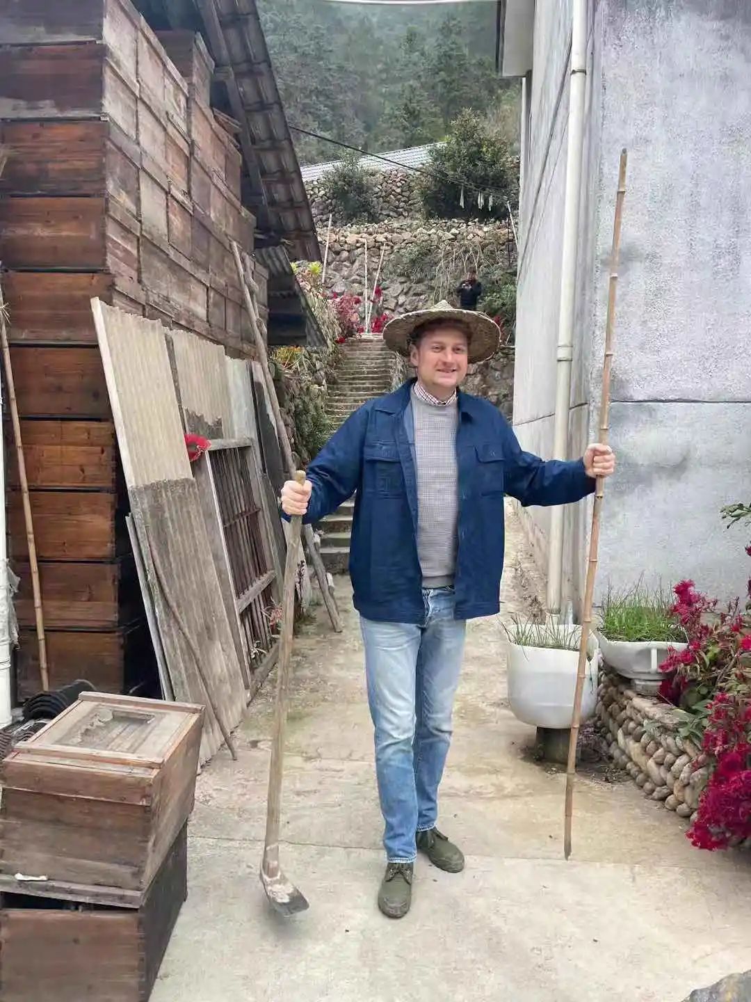 差别在哪？丽水普通山里农耕，却被俄罗斯小伙过成“田园诗”，获赞千万