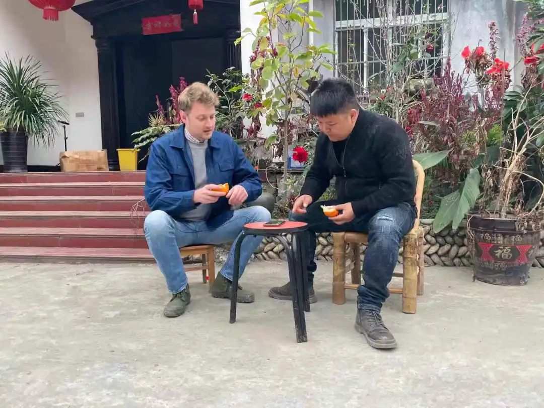 差别在哪？丽水普通山里农耕，却被俄罗斯小伙过成“田园诗”，获赞千万