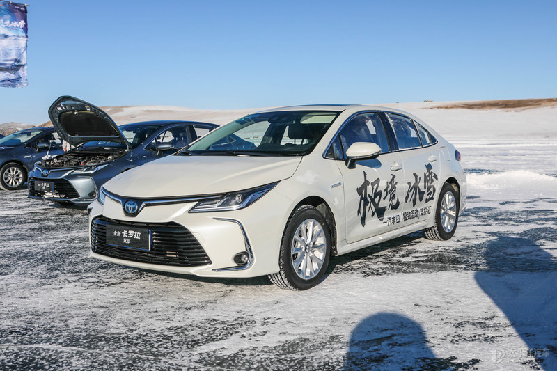 在冰天雪地里飙车,在冰路上飙车