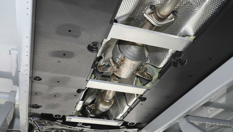 在冰天雪地里飙车,在冰路上飙车