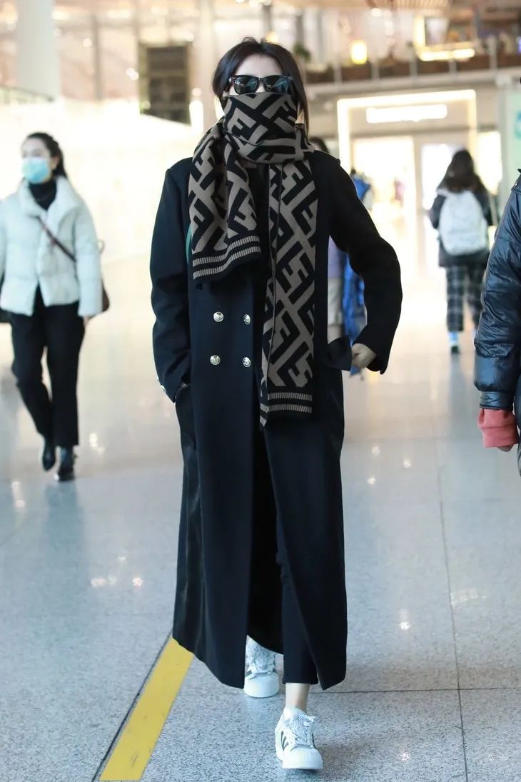 配饰狂|程潇的大牌围巾，logo特大但不显老