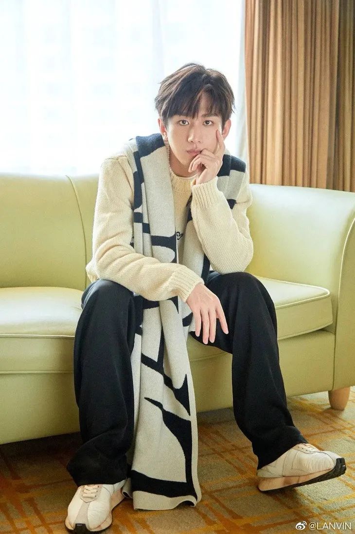 配饰狂|程潇的大牌围巾，logo特大但不显老