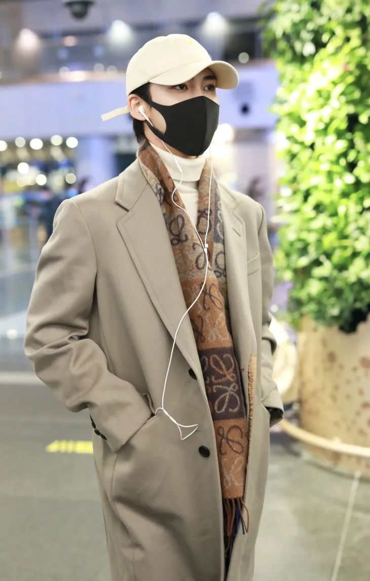 配饰狂|程潇的大牌围巾，logo特大但不显老