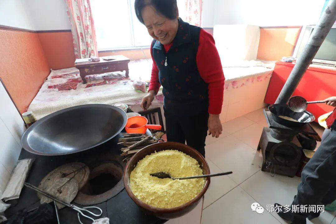 室外柴火灶带锅,柴火灶炒菜做饭