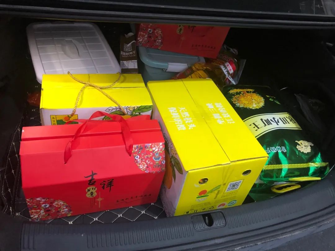 来晒一下公司发的年货,晒晒公司发的年货