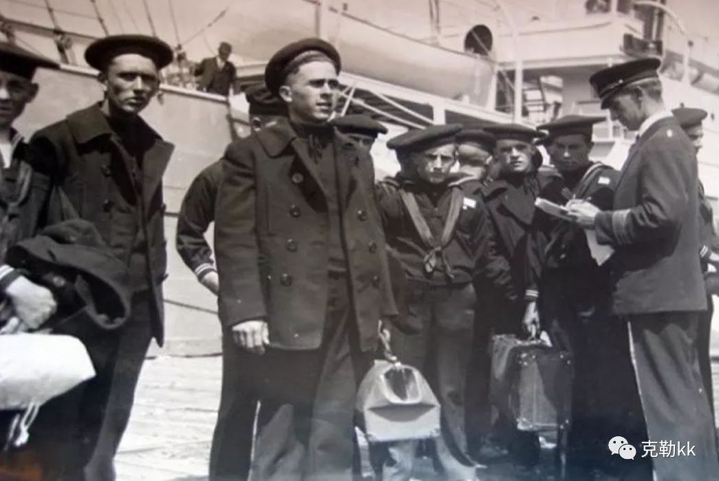 纠结大衣是选黑色还是驼色,纠结买大衣好还是羽绒服好