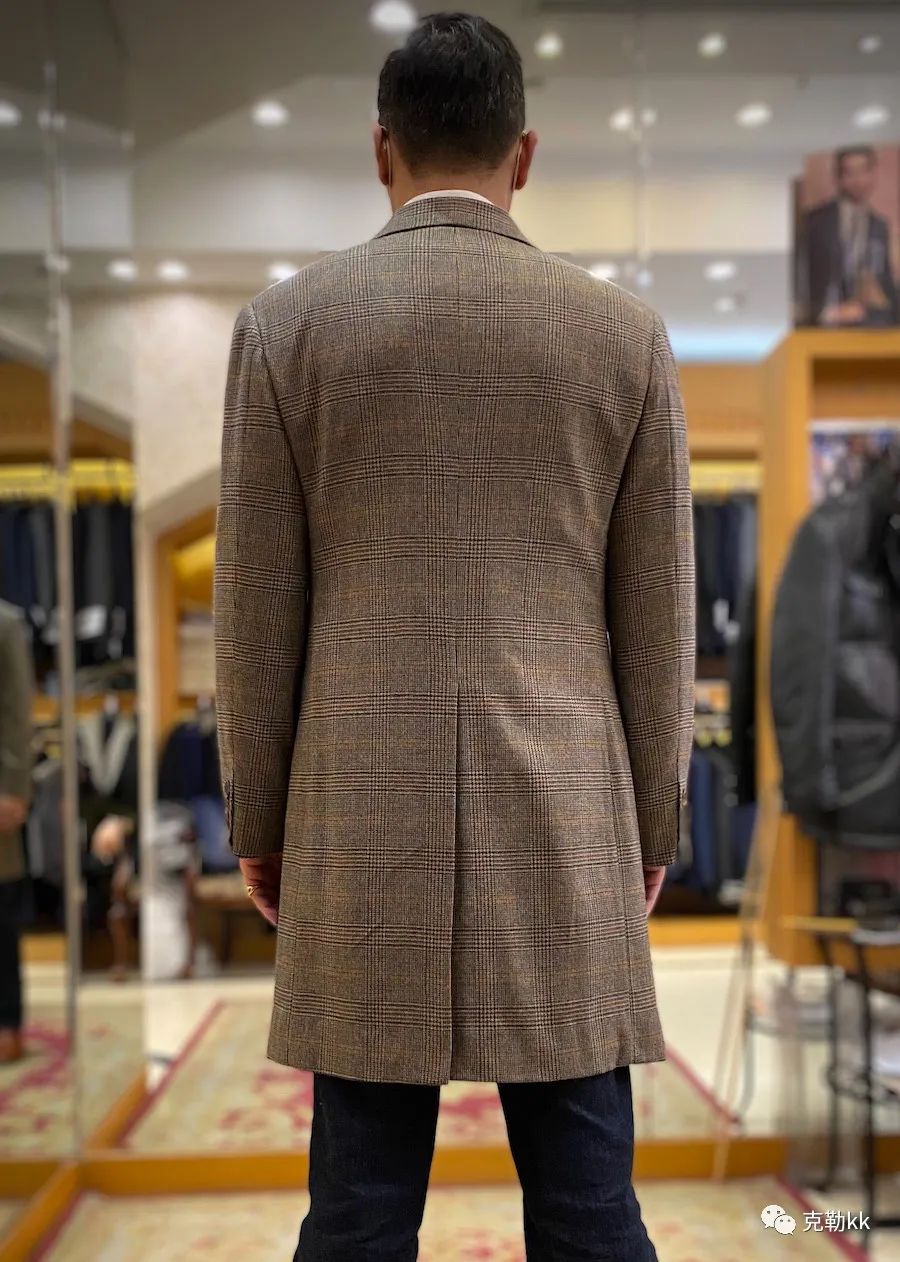 纠结大衣是选黑色还是驼色,纠结买大衣好还是羽绒服好