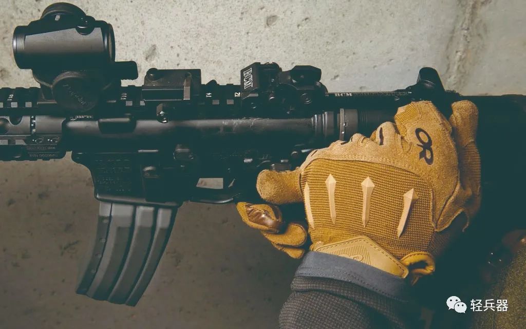 “套娃”式消焰器、加大号的拉机柄……3个版本的BCM公司MID16卡宾枪，优化使用体验