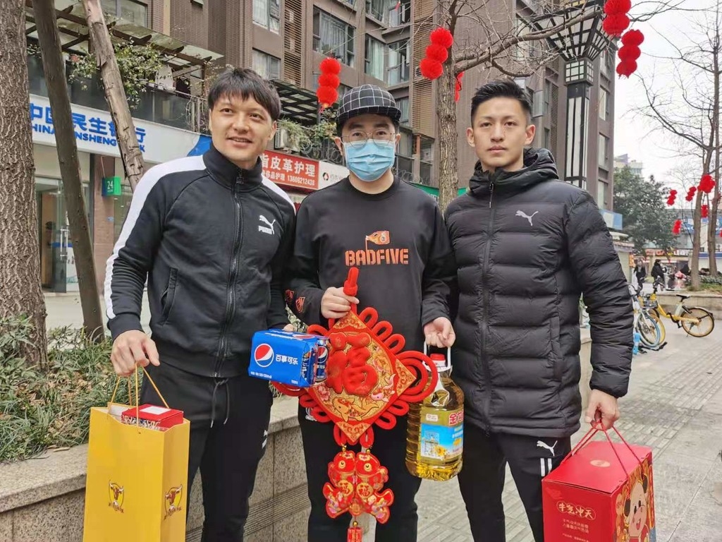 化身“快递小哥”汪嵩王楚为球迷送上新春大礼包