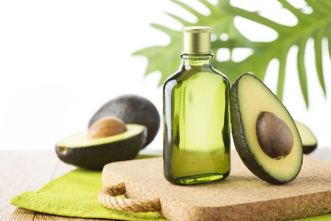 什么唇膏好用又不油腻又润唇,冬季去唇部死皮的唇膏