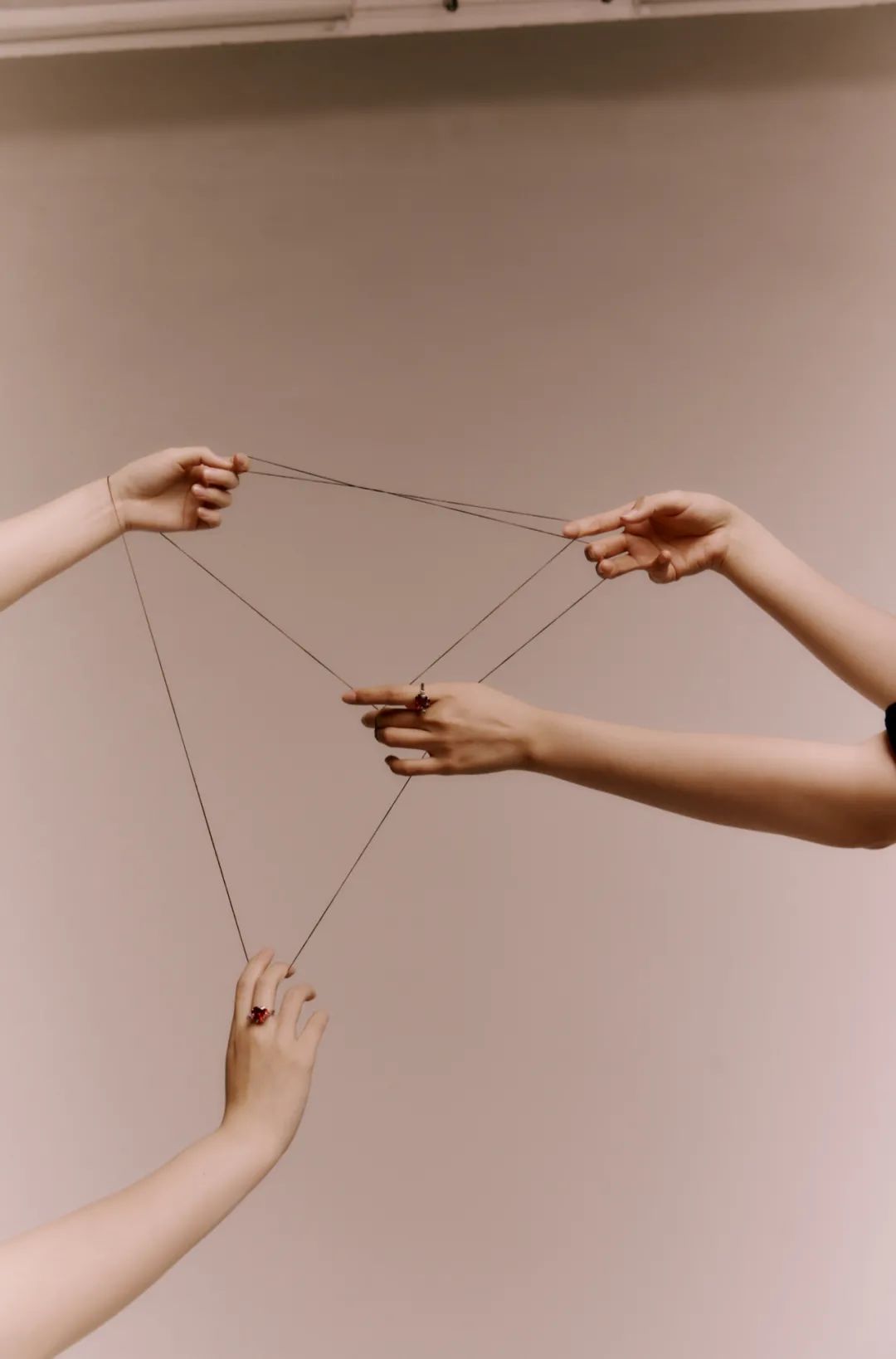 鎵嬬壍鎵媓andinhand,鍦ㄧ埍閲岀户缁椿涓嬪幓