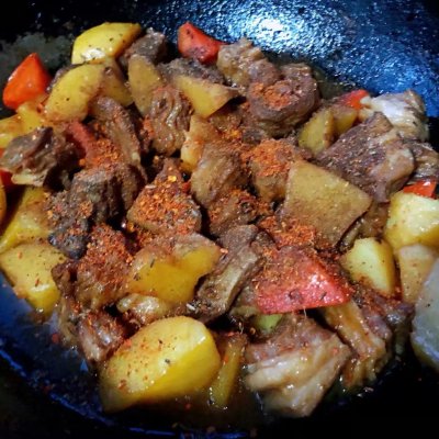 红烧羊肉前腿最好吃的做法,老东北美食红烧羊肉的做法