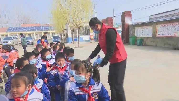 这一天，他们全部用上了新书包新文具