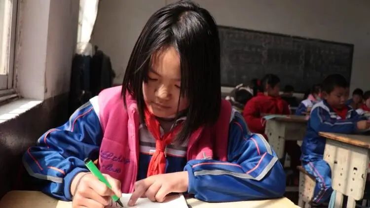 这一天，他们全部用上了新书包新文具