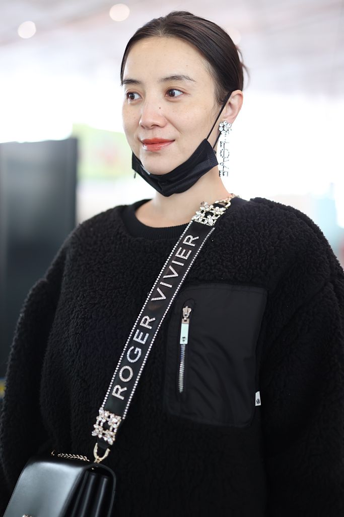 宋佳完美hold住水晶长耳环生图超美收粉丝自制新年贺卡甜笑暖心