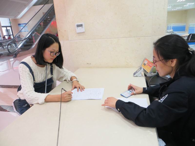 公安交警三八节女民警事迹 (青岛最美交警女警)