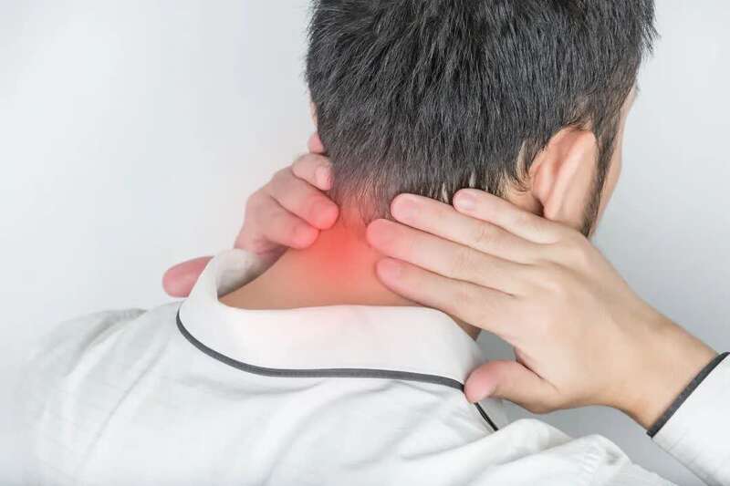 低头玩手机颈椎痛怎么缓解,低头玩手机会导致颈椎出哪些问题