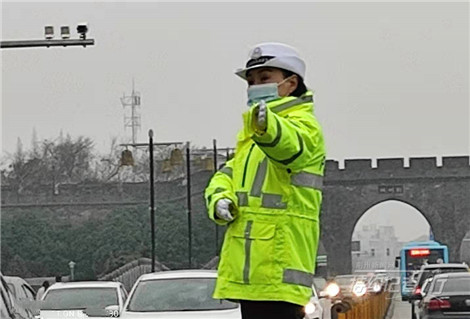 特约记者行：靓丽女交警的手势能看懂吗