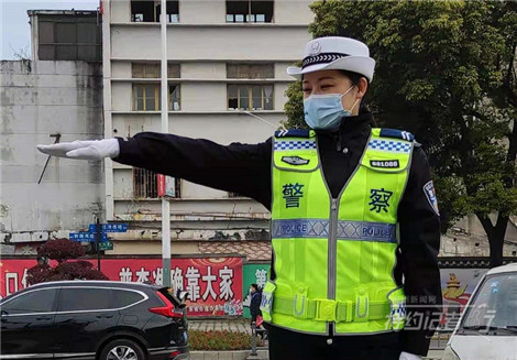 特约记者行：靓丽女交警的手势能看懂吗