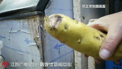 触目惊心！*底卧**知名火锅品牌小龙坎：土豆烂了继续用、拖把捣制冰机……