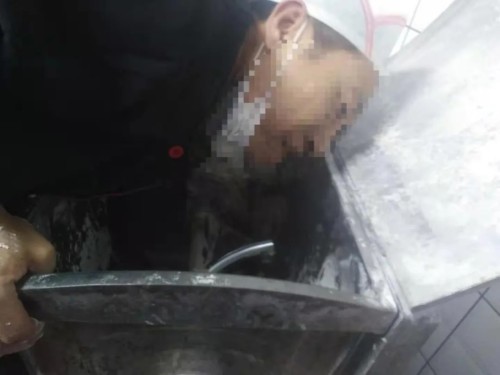 什么？手又双叒叕被夹了，看消防员如何施救