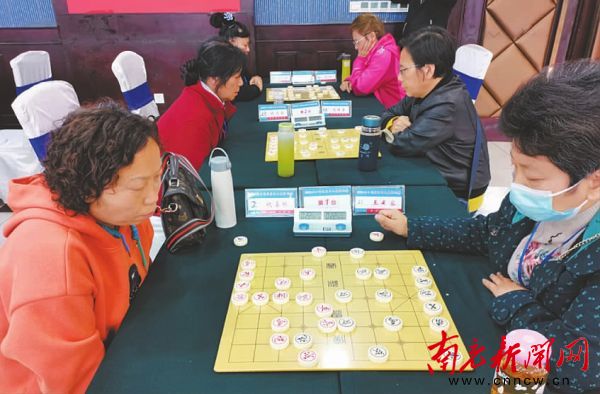 80多名运动员楚河汉界“战沙场”