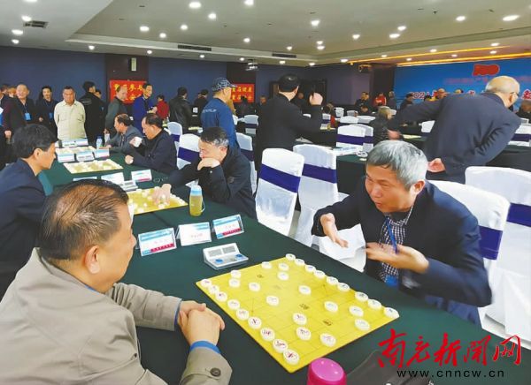 80多名运动员楚河汉界“战沙场”