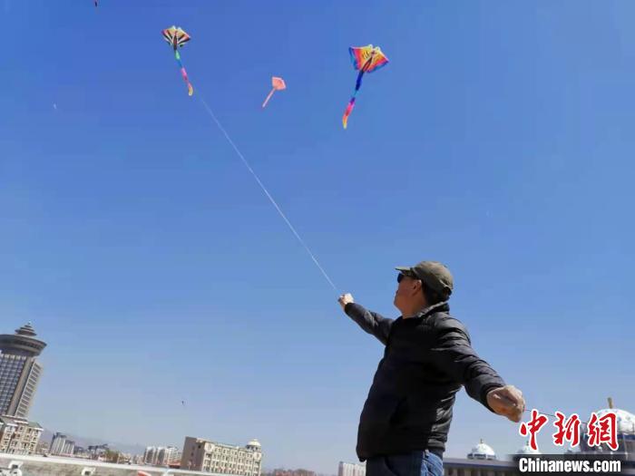 内蒙古巨型风筝放飞视频,内蒙古巨型风筝