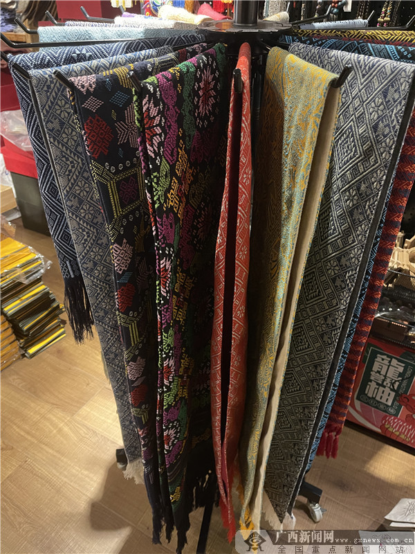 壮锦服饰,特色壮锦服饰视频