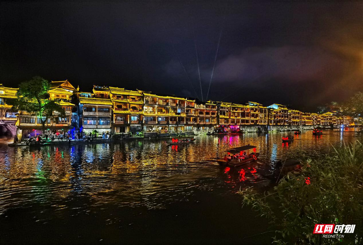 凤凰古城美丽迷人的夜景,美丽迷人的凤凰古城夜景