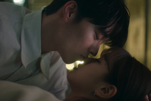 雷／张基龙、惠利公开恋情！「你现在危险了」抱上床三段式接吻