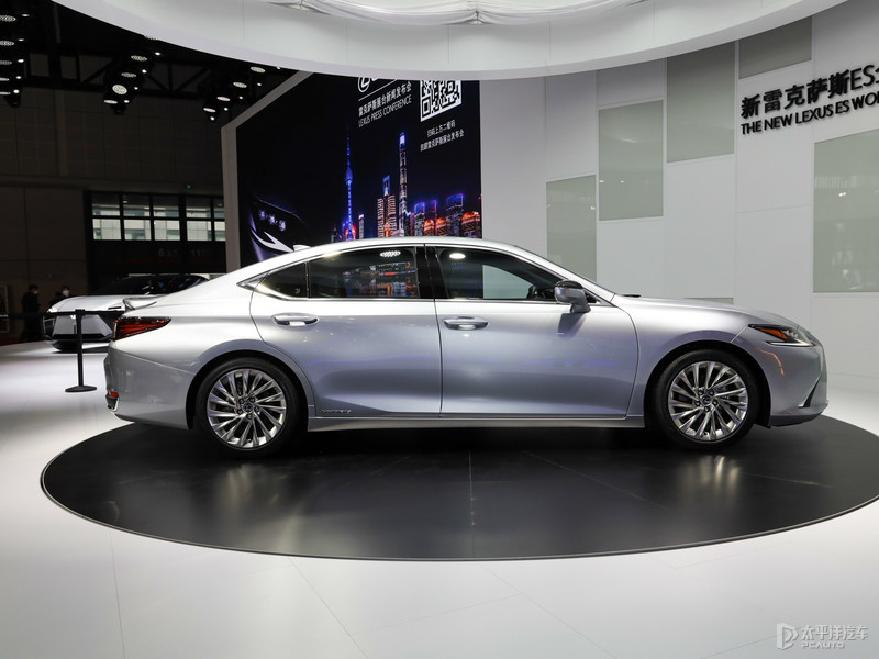 新款起亚嘉华实车曝光,2022丰田皇冠陆放豪华版图片