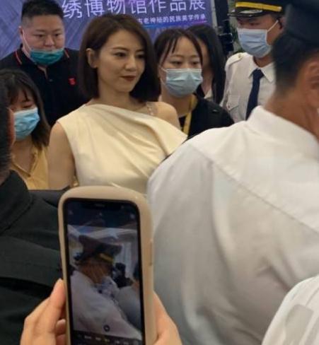 赵又廷高圆圆挽手逛街,赵又廷高圆圆好看照片