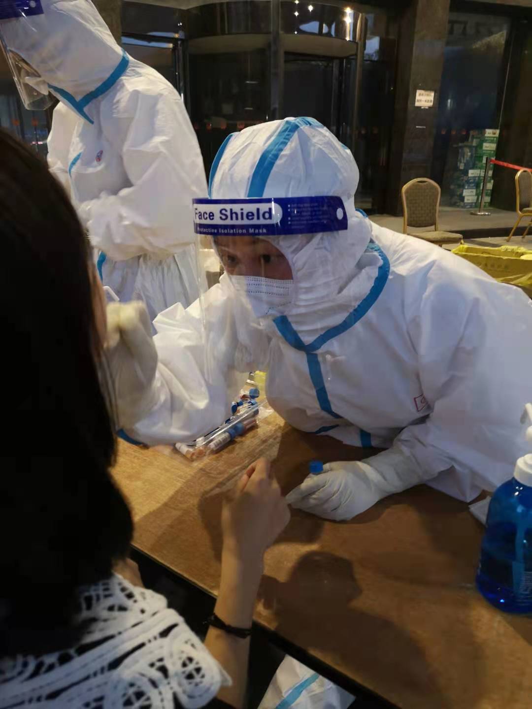 核酸检测医护人员深夜忙,医护人连夜给他们做核酸检测