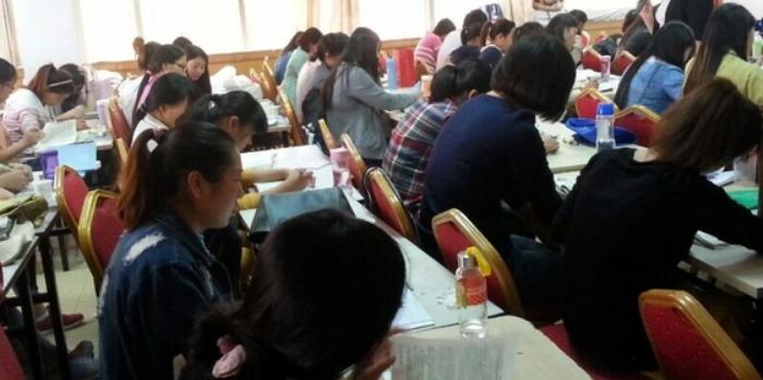 郑州恢复处罚电动车载人,央视报道郑州交警