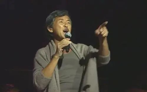 香港“乐坛魔王”献唱开口跪，“90后”“00后”全网在搜他是谁