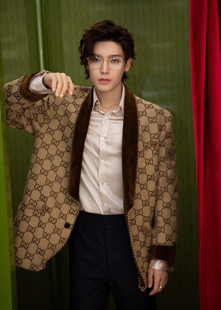 侯明昊帅造型,侯明昊雅痞三七