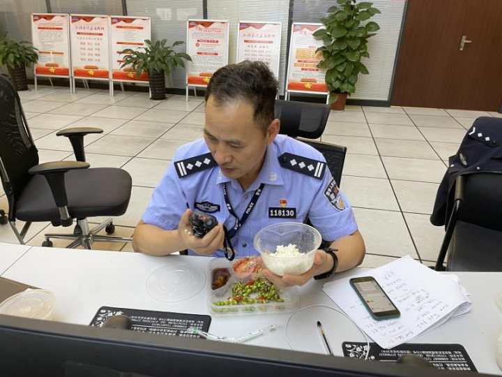 一顿饭吃了快二小时了,一顿饭吃了快一个小时