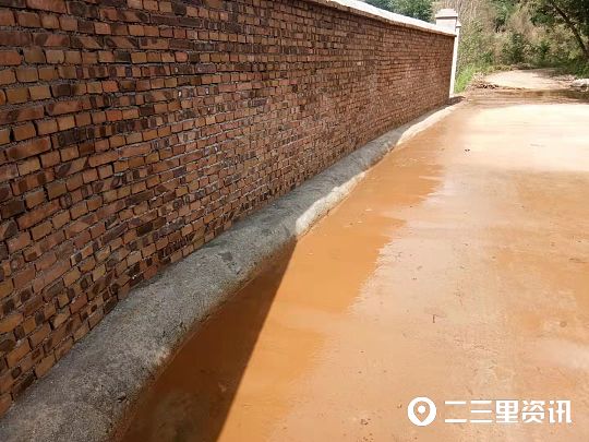 猪粪乱倒发出恶臭,村民养猪污水粪便到处流怎么投诉