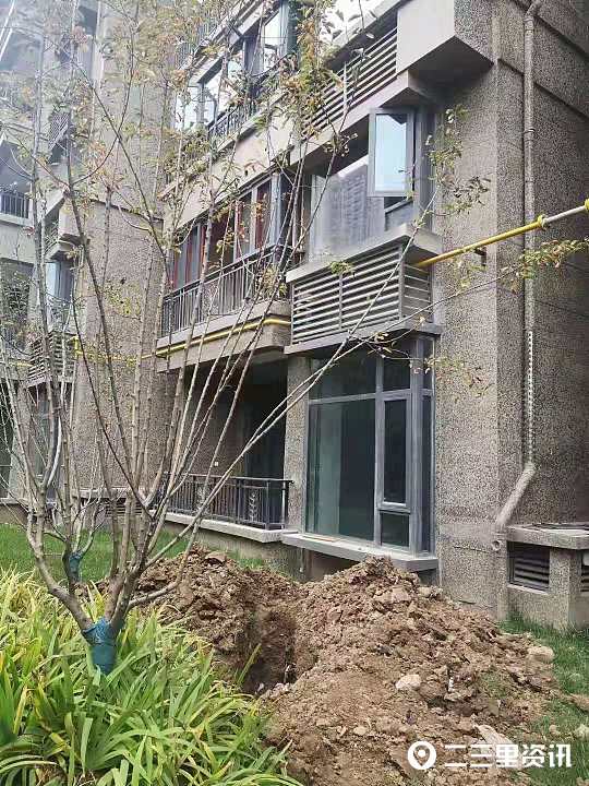 房子刚装修完木地板下面漏水,收房后卫生间渗水到木地板