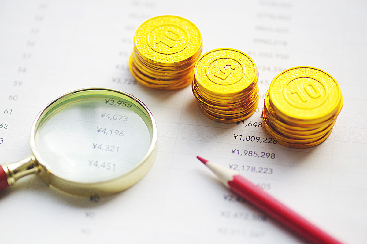 手头很紧英文表达,手头紧用英语怎么表达