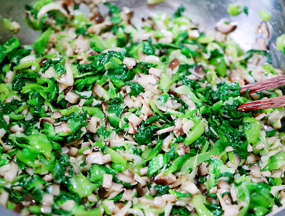 香菇油菜包子，食材怎么去水？学会窍门，拌馅不出水，包子更好吃