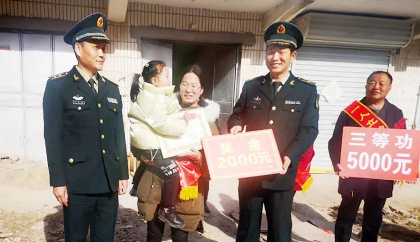 军人立功受奖地方补助,军人带着荣誉带着军功章回家