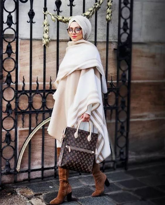 围巾怎样系秒变内搭,围巾自己织的怎么系