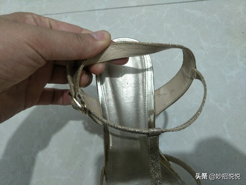 凉鞋磨脚是凉鞋的问题吗,凉鞋磨脚后跟小妙招