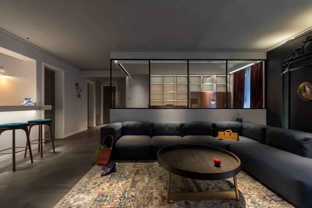 28岁成都女孩180㎡豪宅爆红！砸100W做1室3个衣帽间：壕无人性