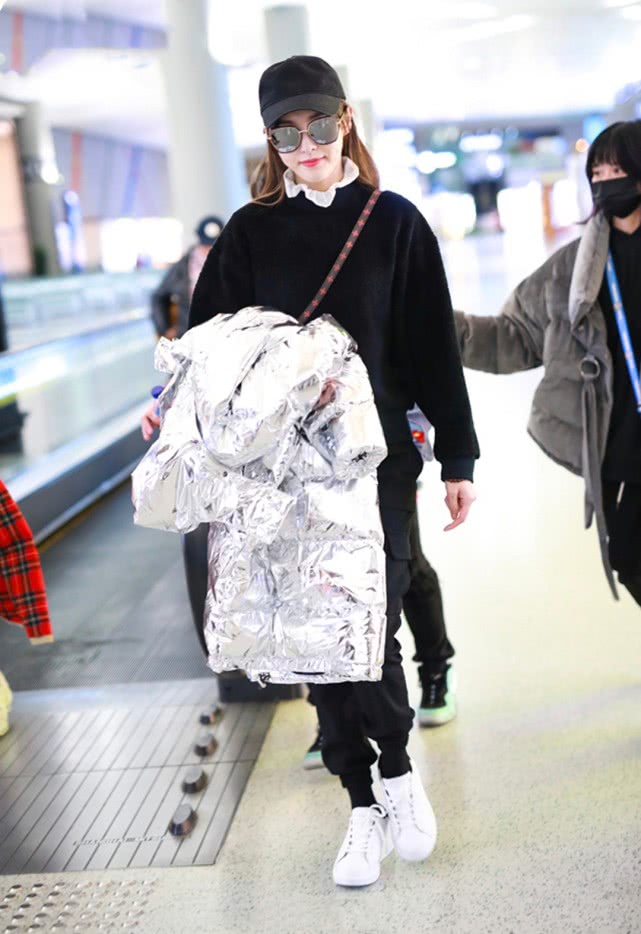 唐嫣穿银色棉服,唐嫣穿黑色羽绒服视频