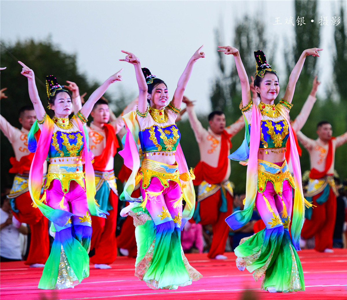 在敦煌跳敦煌舞,跳敦煌的舞蹈服