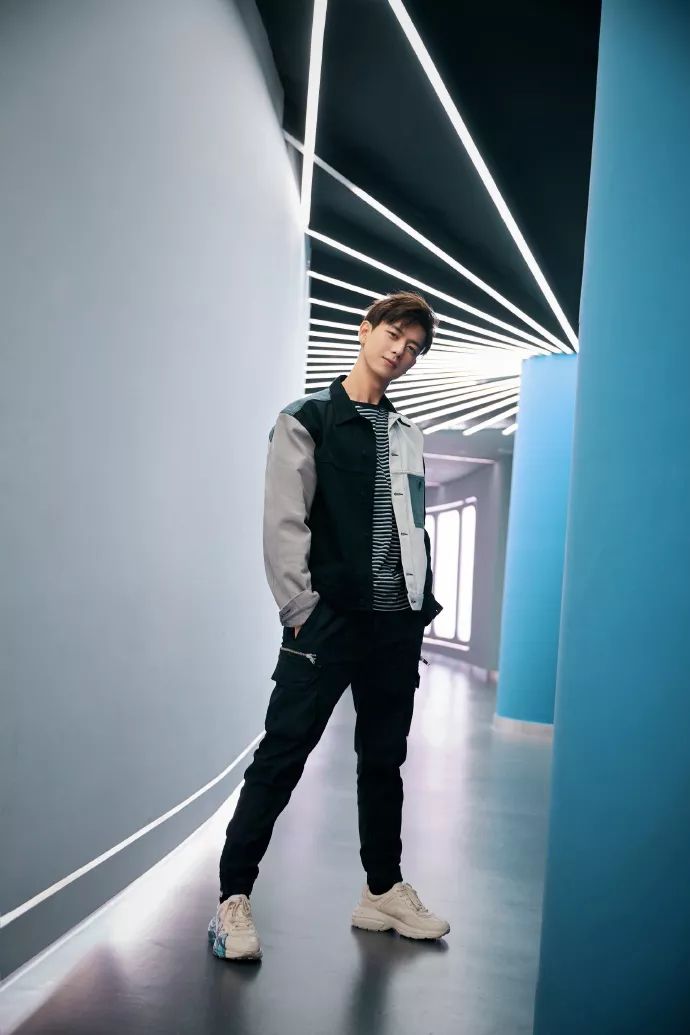 李现穿蓝色西装,李现西装也帅得一塌糊涂